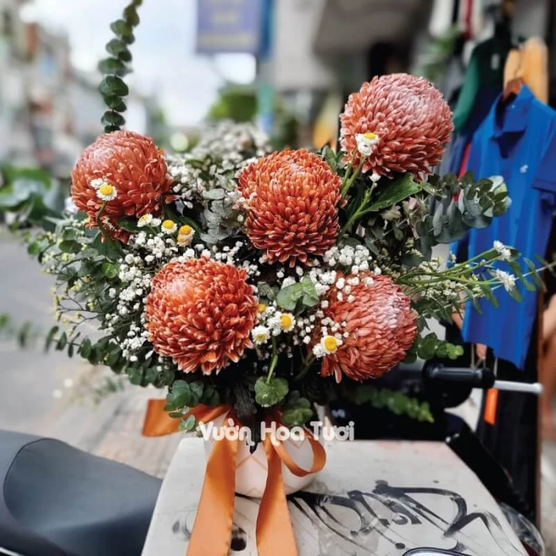 Lẵng Hoa Tri Ân Cúc Mẫu Đơn Nâu 5 Bông 10 126863500 1242798002750167 8692735287891294546 o scaled 1
