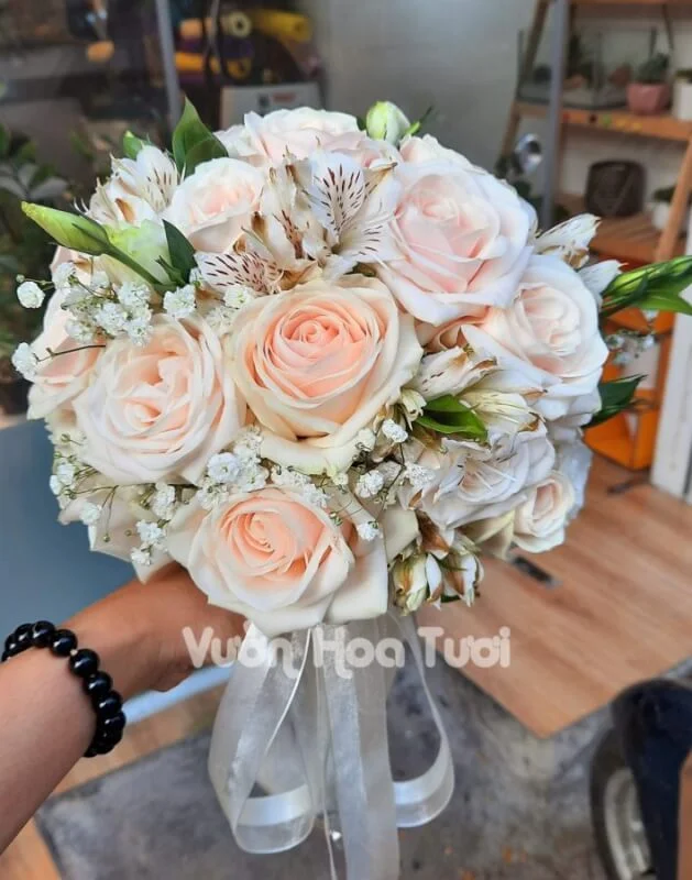 Bó Hoa Cưới Hồng Kem Cát Tường 9 Bo hoa cuoi cam tay Hoa Hong Kem HCT06 scaled 1