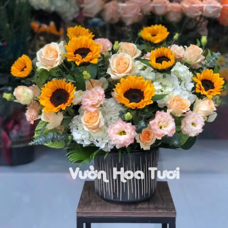 Lẵng Hoa Chúc Mừng Cát Tường Hưng Thịnh 12 Chau hoa su Huong Duong Ruc Ro scaled 1