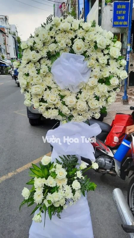 Kệ hoa chia buồn 2 tầng <br> Hồng Trắng - HCB01 15 z2457400820028 340832b60b863e6c7062183916a5fabb scaled 1