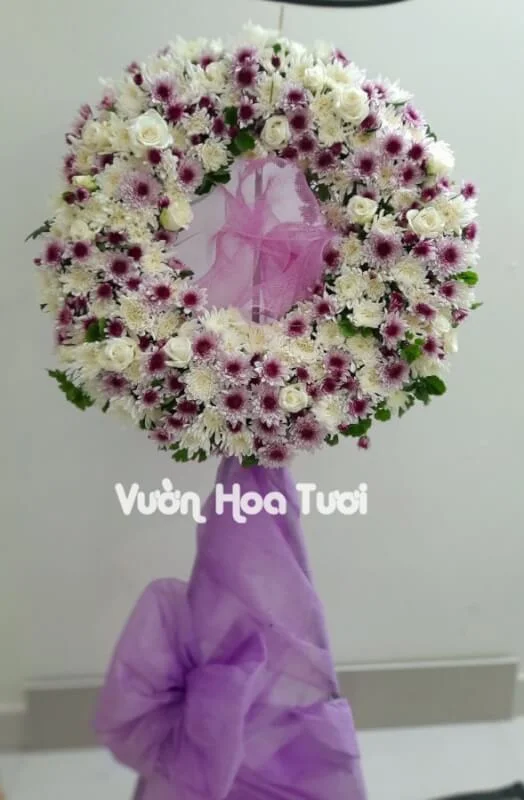 Kệ Hoa Chia Buồn Màu Tím <br> Thành Kính Phân Ứu 18 z2879006807480 5dd7f4e8cc14cda079949d54fe567e40 scaled 1