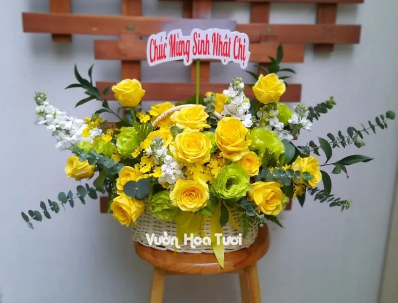 Giỏ hoa hồng vàng <br> chúc mừng sinh nhật 16 z2892277490608 ba629ab1b2d56d35f6e62f606e632af9