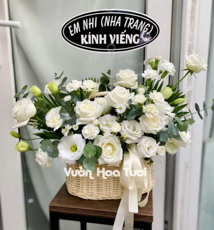 Giỏ Hoa Hồng Trắng Chia Buồn 02 <br> Kỷ Niệm Nhớ Thương. 2 z3098588638854 4e72d4a766a8079f594b51bb9d8cecf9 scaled 1