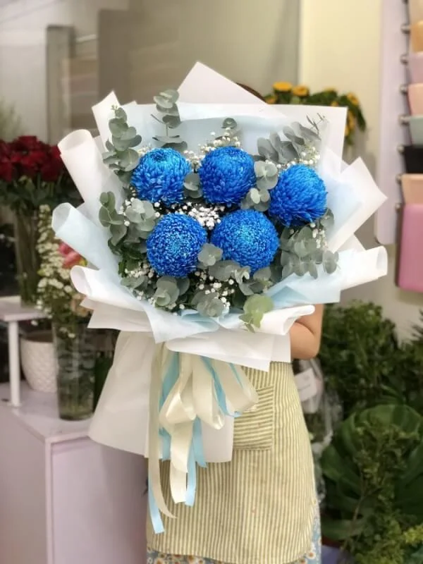 Bó Hoa Cúc Mẫu Đơn Xanh Dương 5 Tặng Sếp 15 z3105521744636 76a5e02ac7f7f257047ab368eb38112a 1 scaled 1
