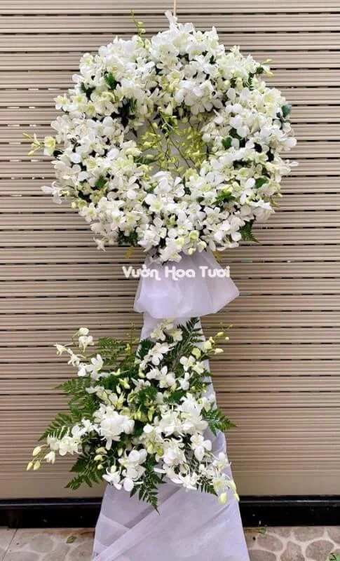 Kệ Hoa Chia Buồn Sang Trọng 02 <br> Phong Lan Thái Trắng 19 z3158225210941 3bacc5ae6e2783280f01bd476cd9a97c scaled 1