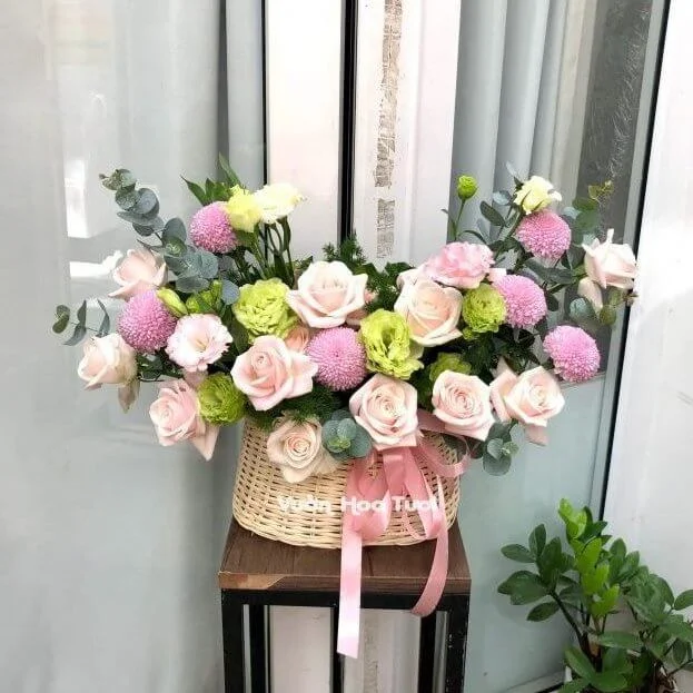 Giỏ Hoa Sinh Nhật Mến Thương Hồng Kem Cát Tường Xanh 11 z3158225262243 ed2e992962f3604656997820474f76c2 scaled e1708617703505