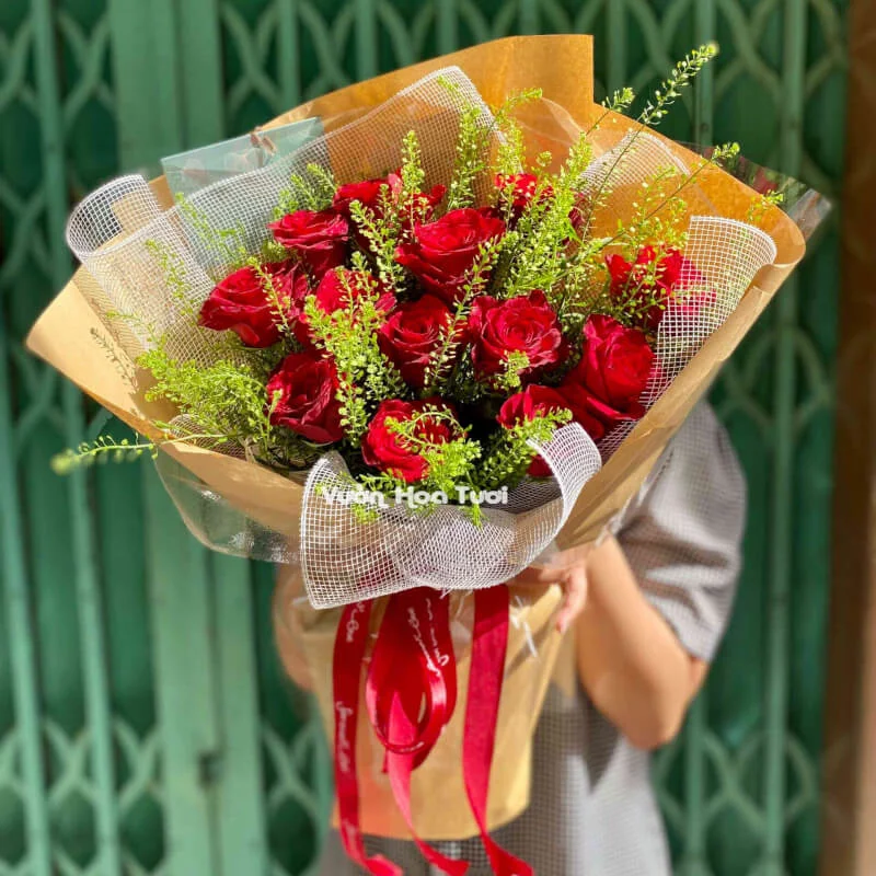 Bó Hoa Hồng Đỏ Phối Cỏ Đồng TIền 11 z4021641508869 9630d7241aebfebb00a6289afa9af994 optimized optimized